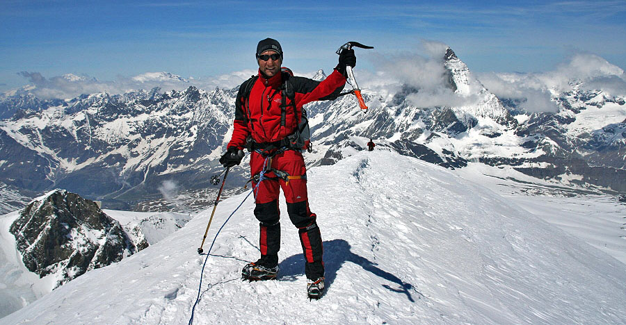 Manuel Mejias en la cumbre del Breithorn 4.164m, detrás el magnífico Cervino.
Alpes VALAIS - 4 Junio 2006